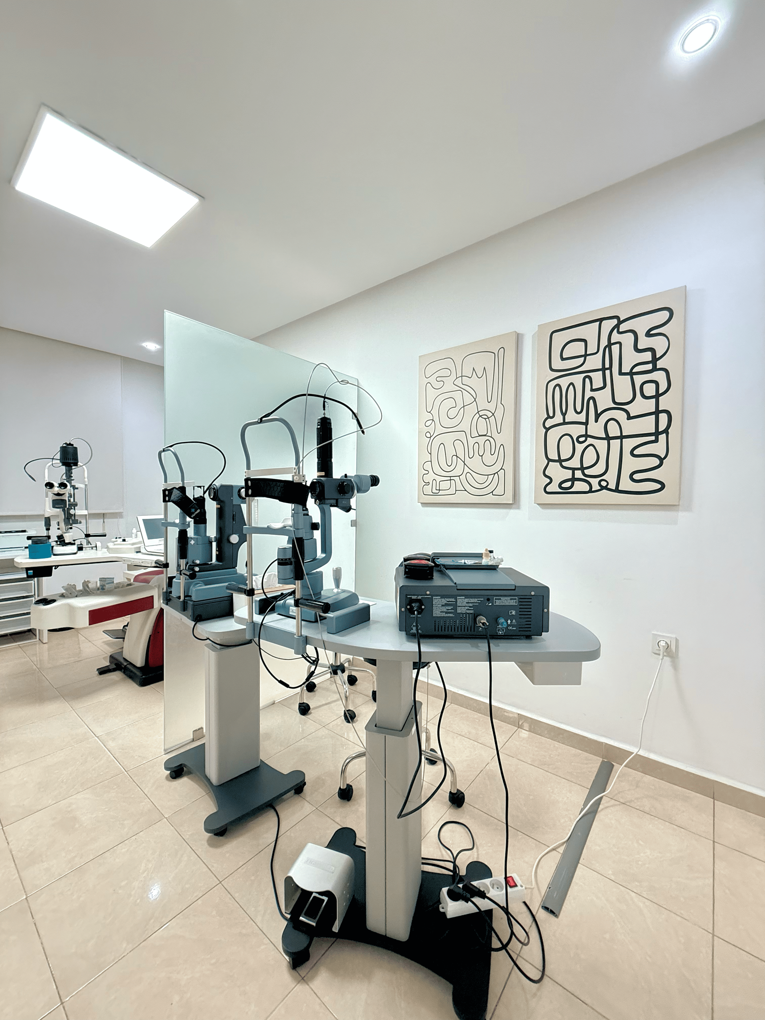 Couloir principal du cabinet ophtalmologique