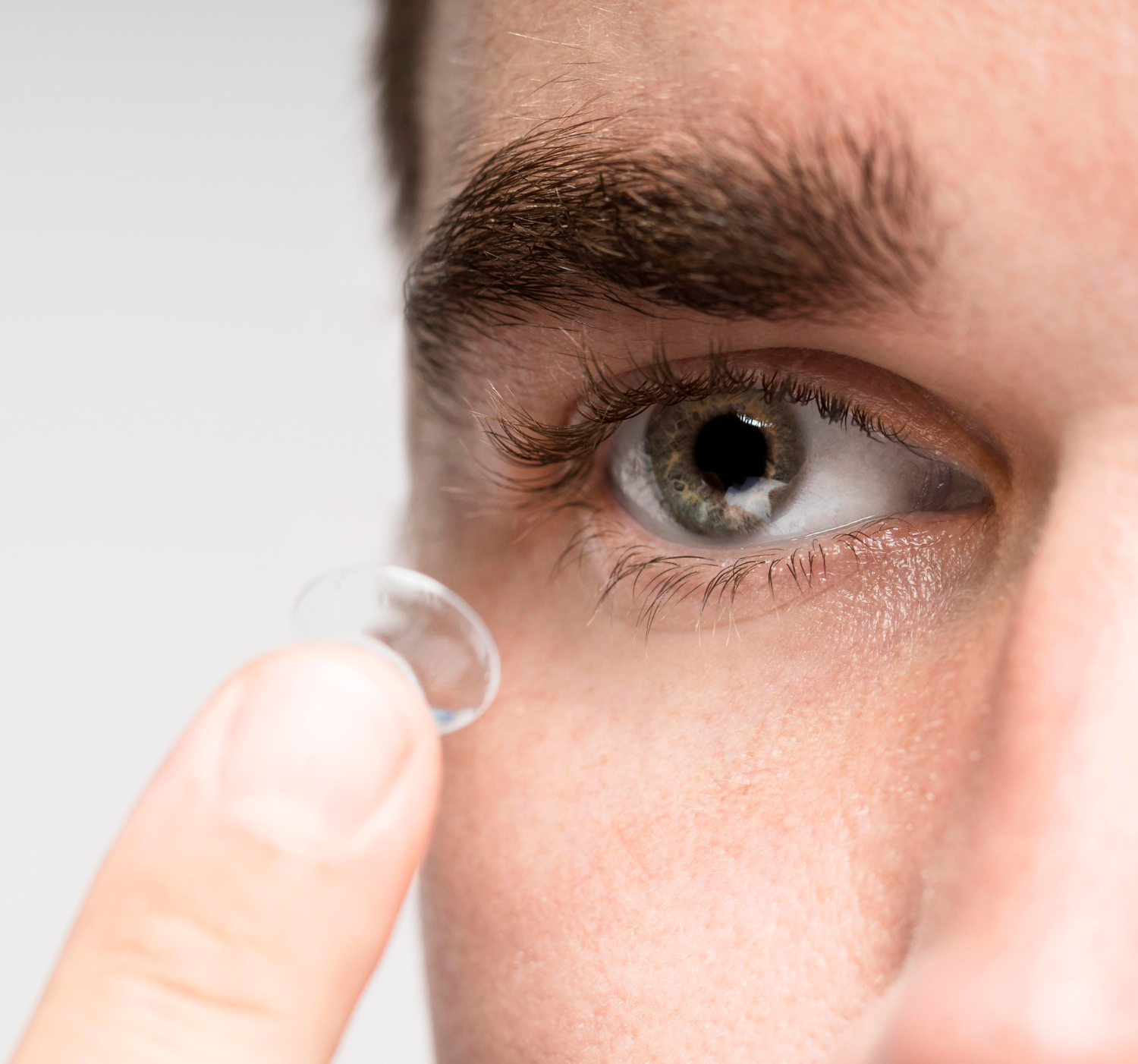 Pose d'une lentille de contact sur l'œil