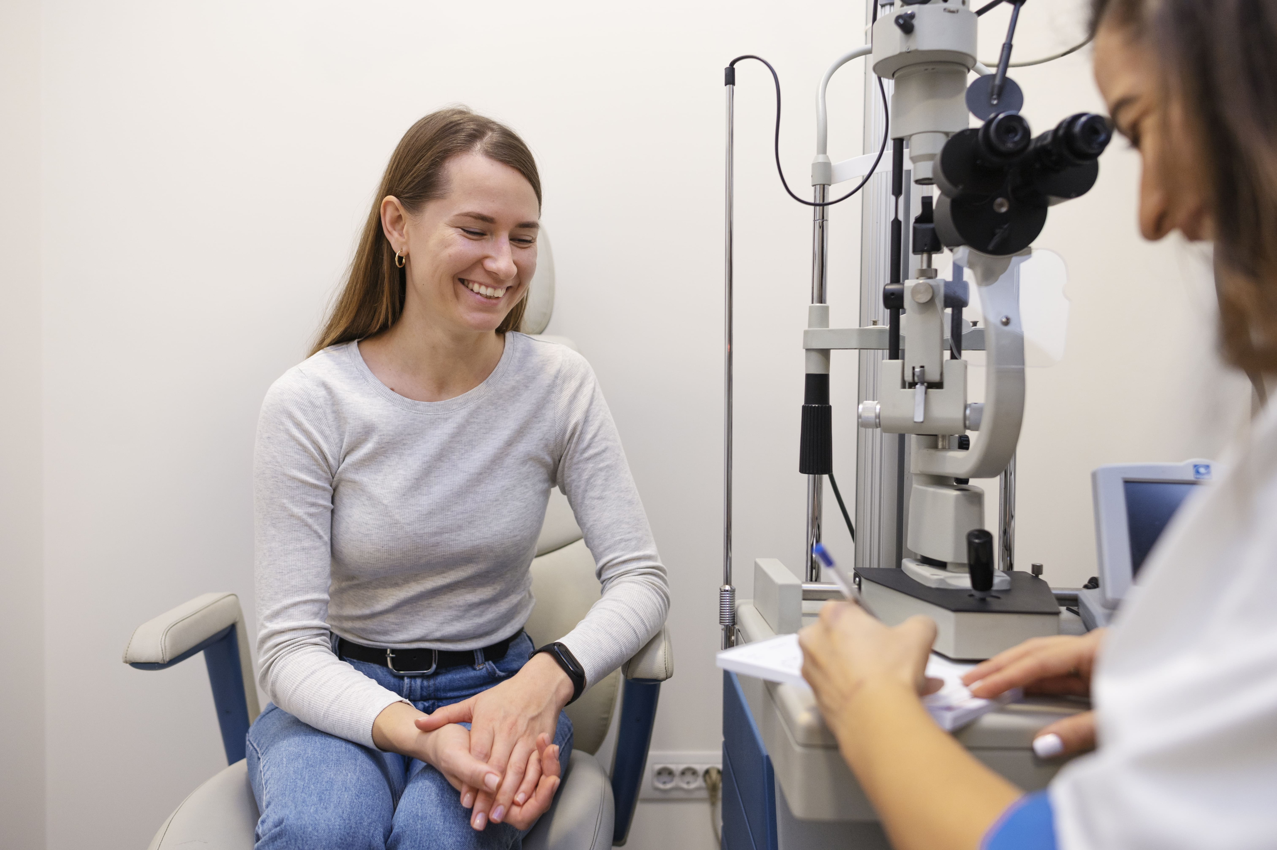 Examen ophtalmologique avant prescription de lunettes
